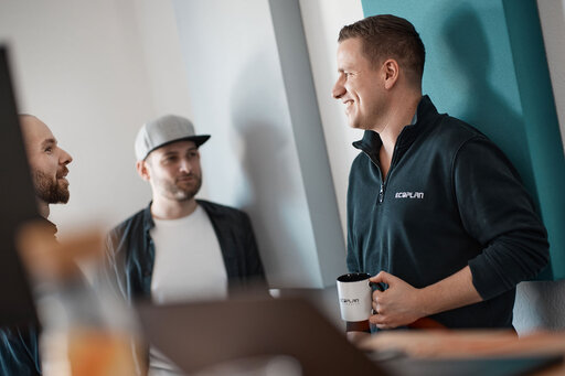 ECOPLAN B2B Digitalagentur Mitarbeiter der B2B Digitalagentur ECOPLAN im Gespräch über die Integration von ERP-Systemen